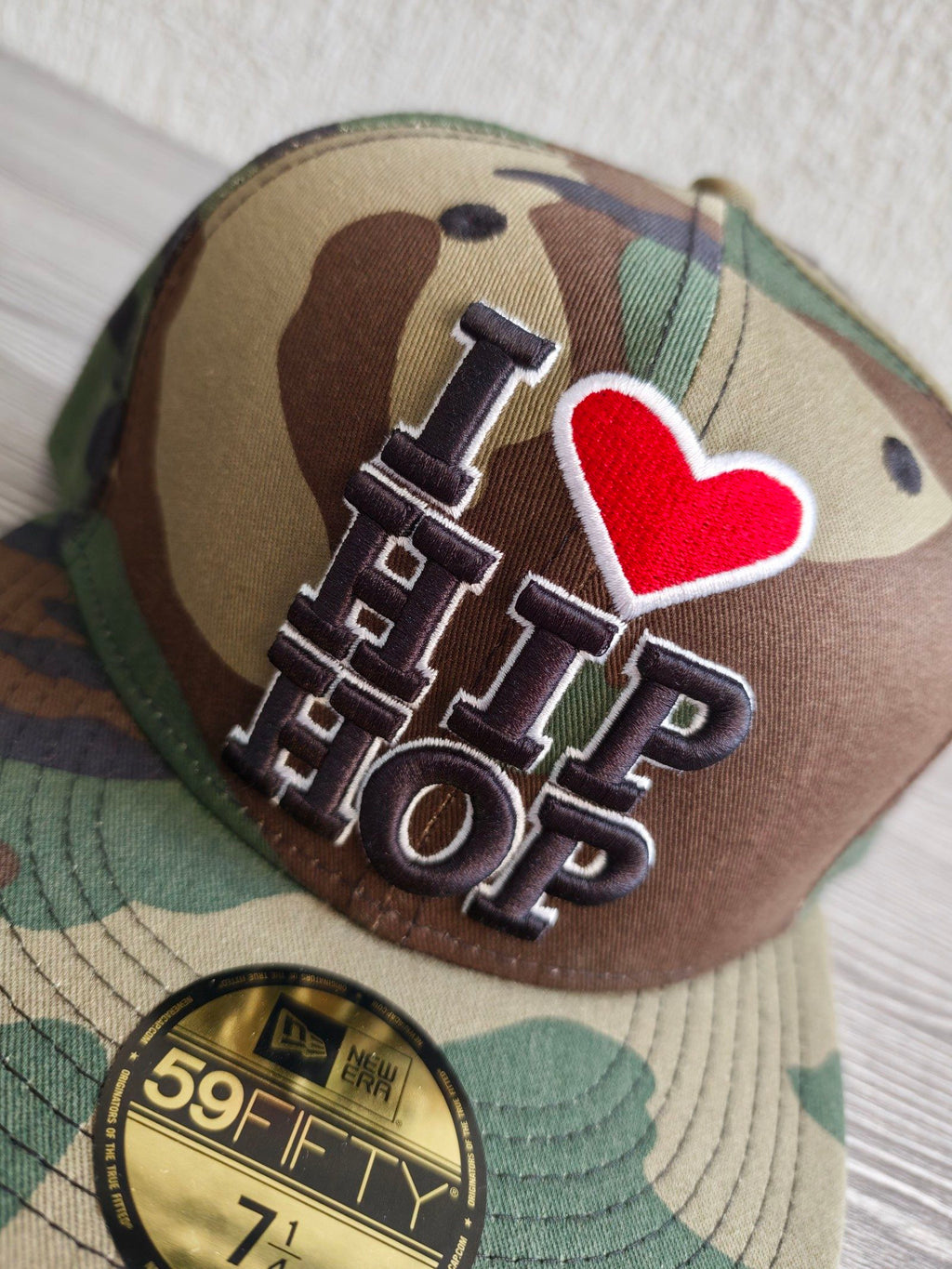New Era beige camouflage cap embroidered 'I ❤️ HIP HOP' and logo tape.