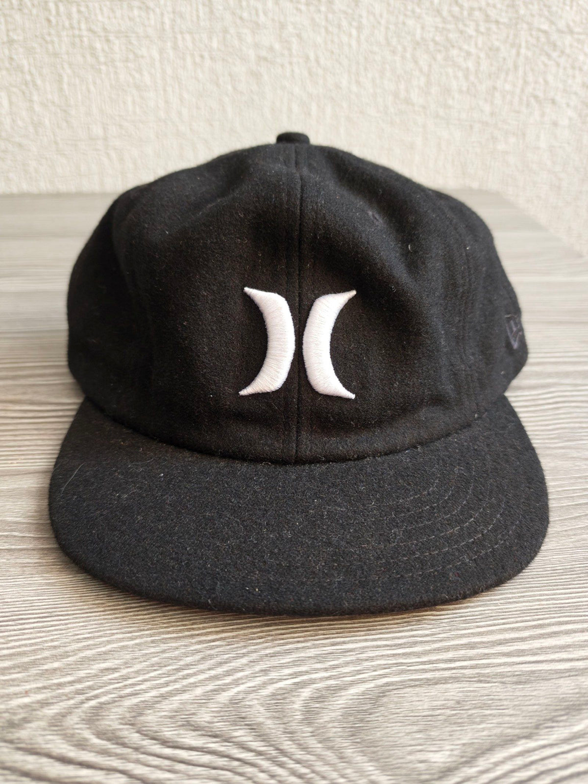 Hurley black fitted cap with white embroidered logos, 100% wool, New Era model.