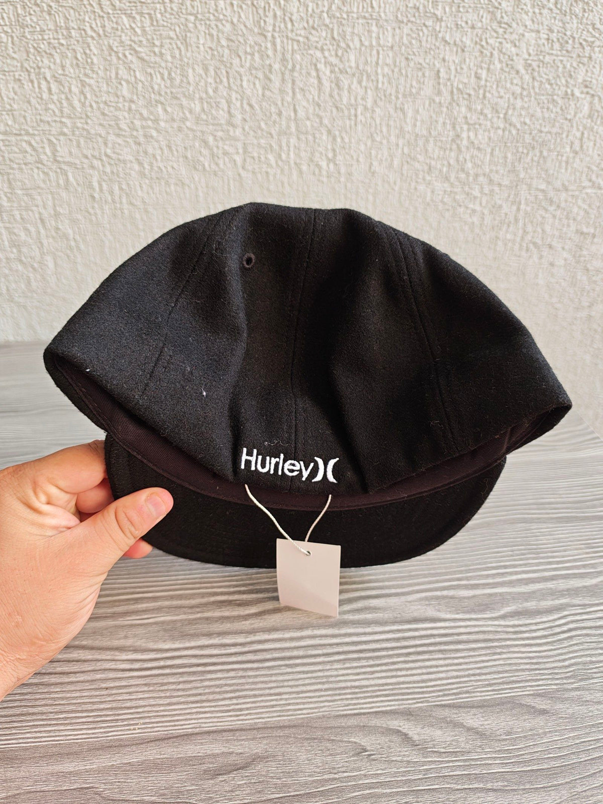 Hurley black fitted cap with white embroidered logos, 100% wool, New Era model.