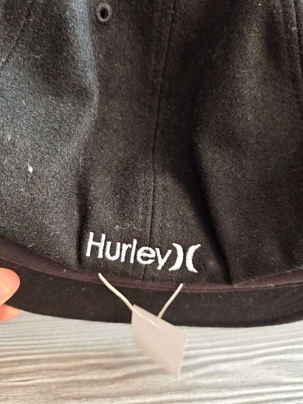 Hurley black fitted cap with white embroidered logos, 100% wool, New Era model.