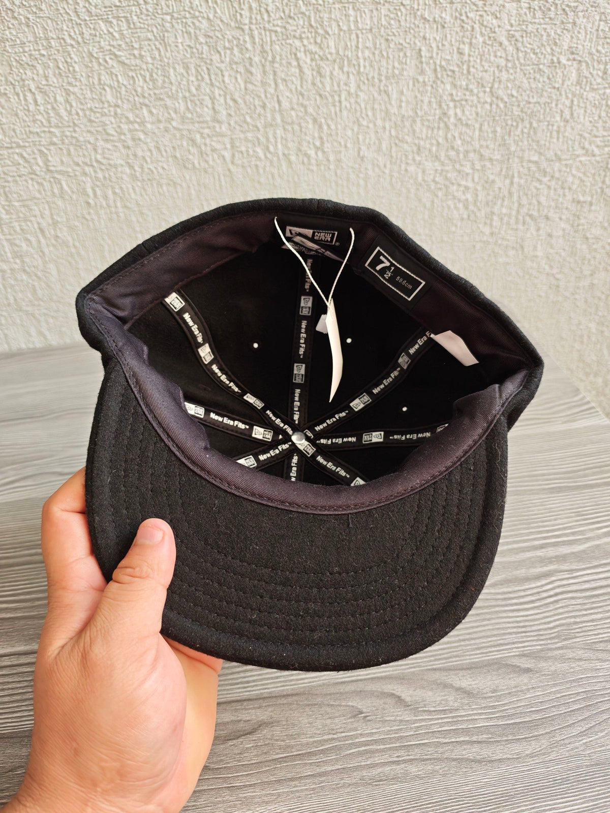 Hurley black fitted cap with white embroidered logos, 100% wool, New Era model.