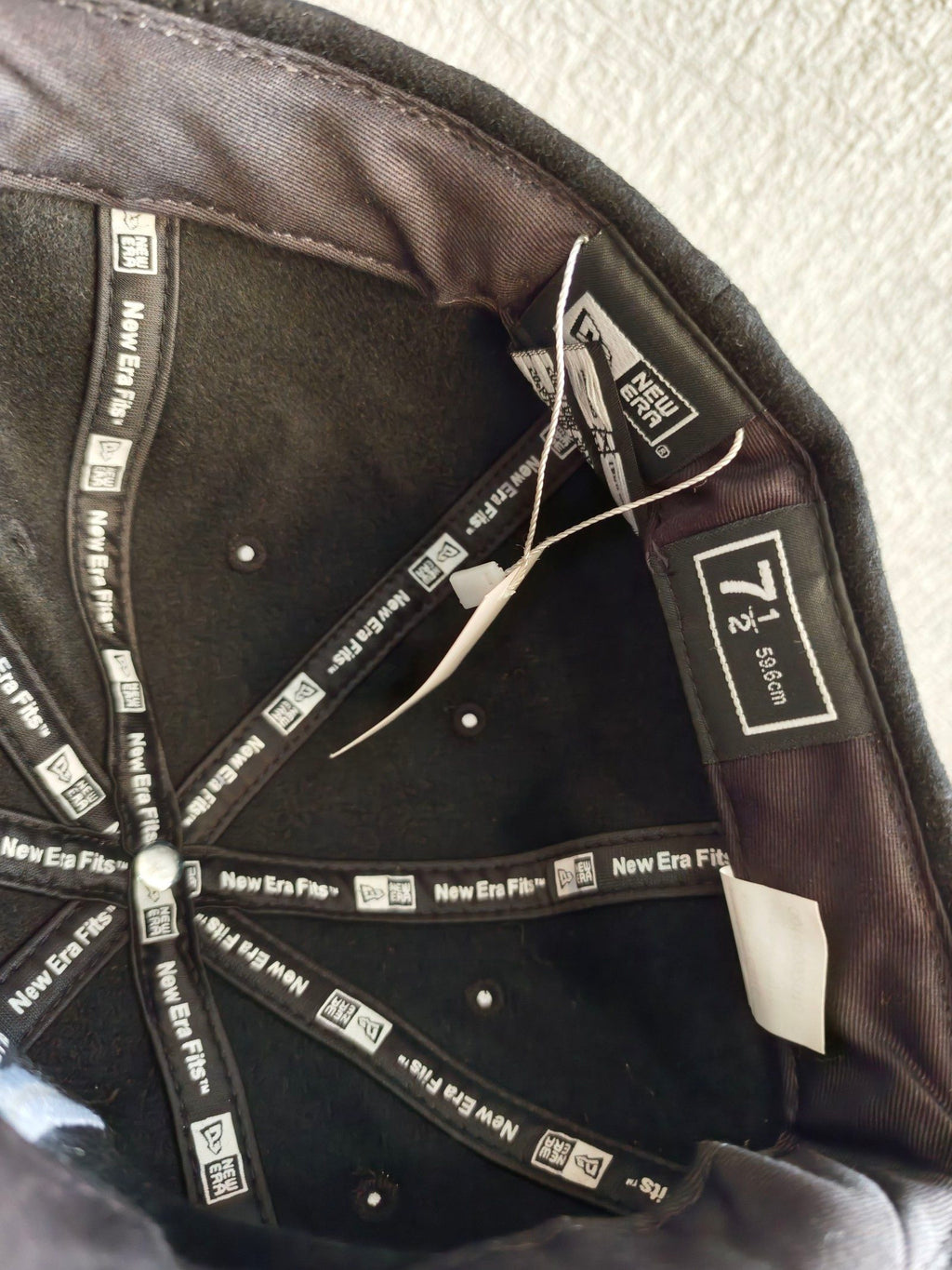 Hurley black fitted cap with white embroidered logos, 100% wool, New Era model.